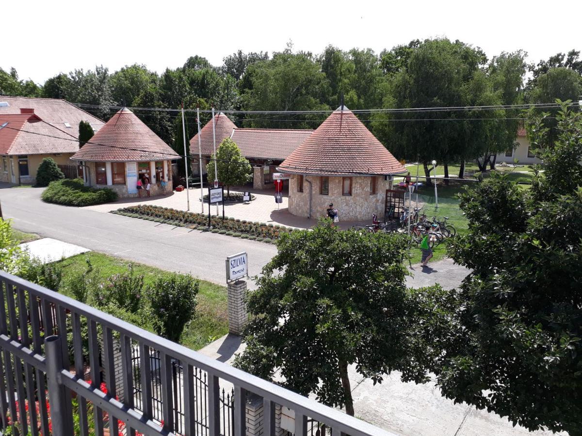 Bed and Breakfast Szilvia Panzió Gyomaendrőd Exterior foto