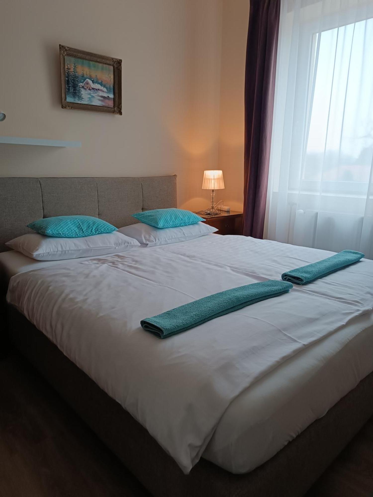 Bed and Breakfast Szilvia Panzió Gyomaendrőd Exterior foto